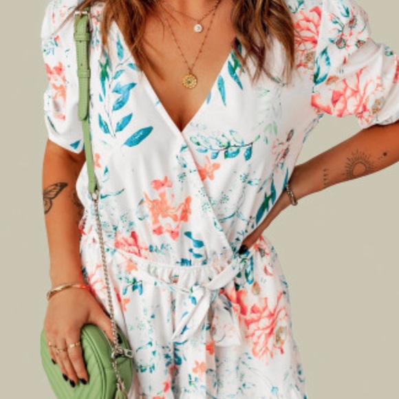 ‼️🌸Floral Print Puff Sleeves Romper 🌸‼️ - Picture 3 of 12